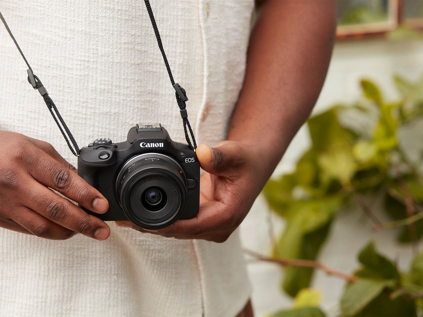 Canon EOS R100 + RF-S 18-45 lifestyle 5