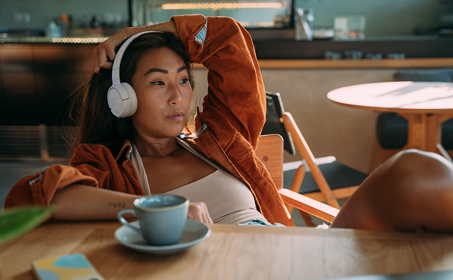 JBL Tune 520BT lifestyle 1