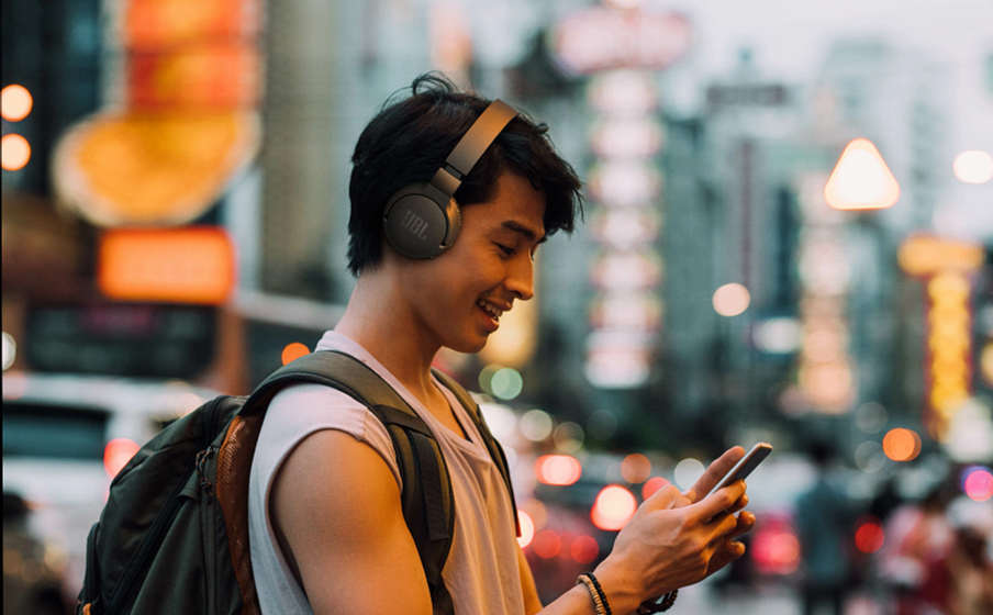 JBL Tune 660NC lifestyle 1