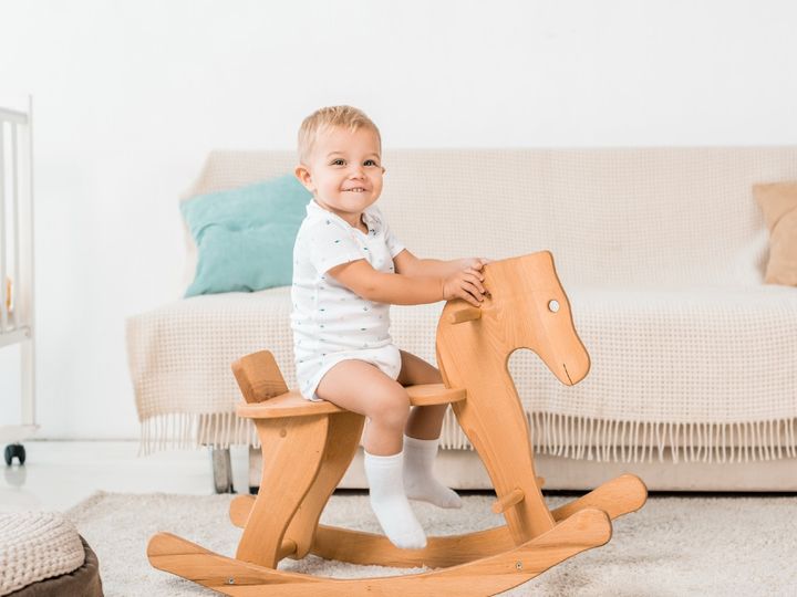 koń na biegunach dla rocznego dziecka