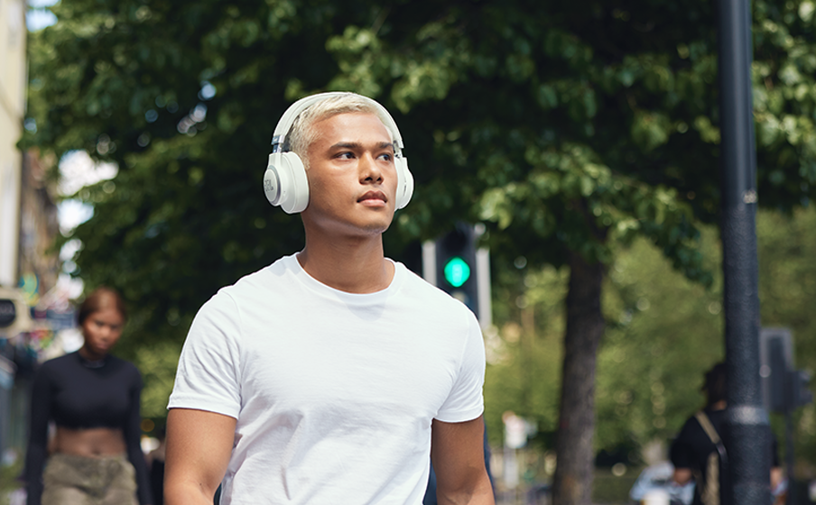 JBL Live 770NC lifestyle 1