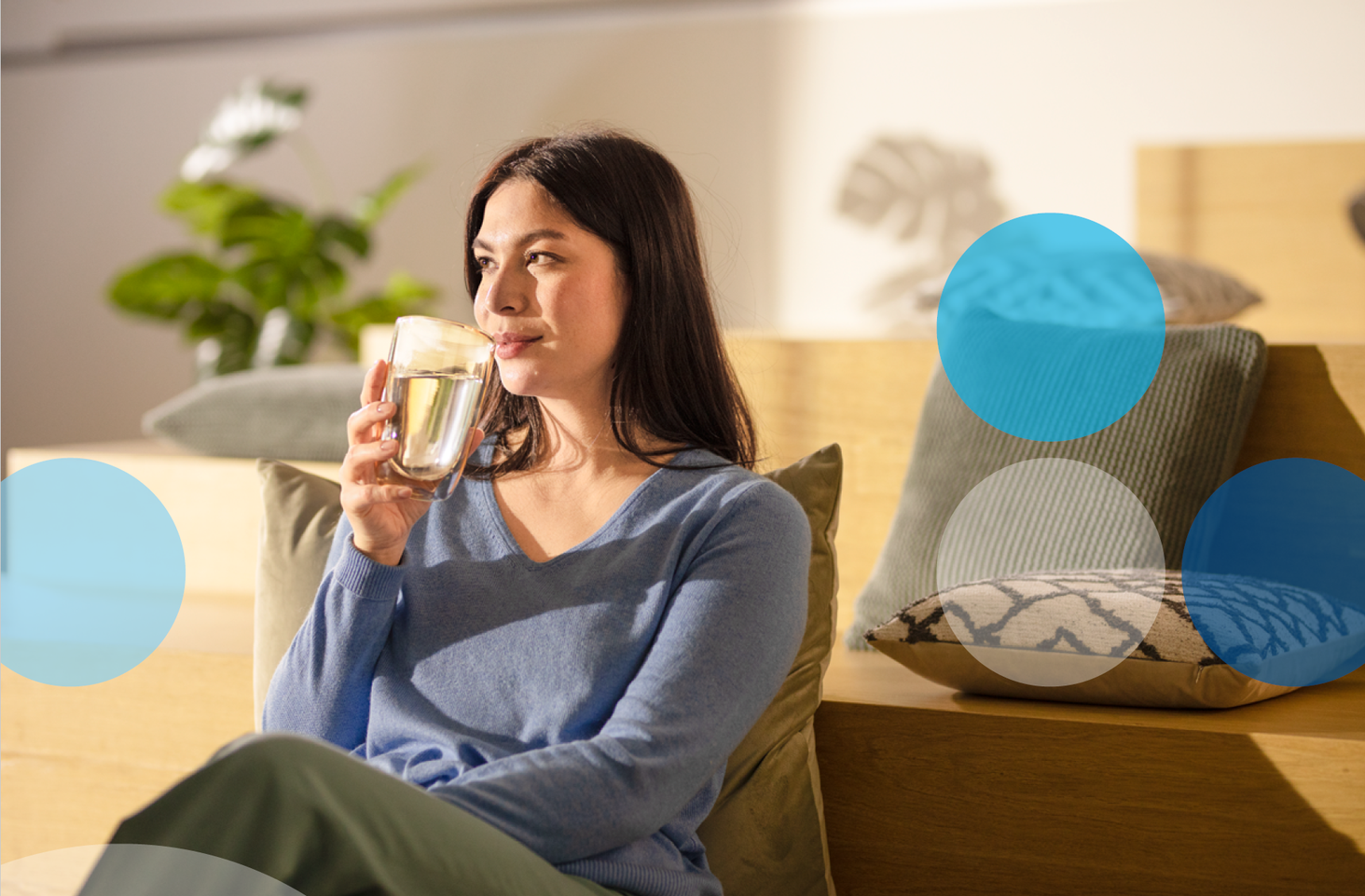 brita flow lifestyle kobieta pije wodę