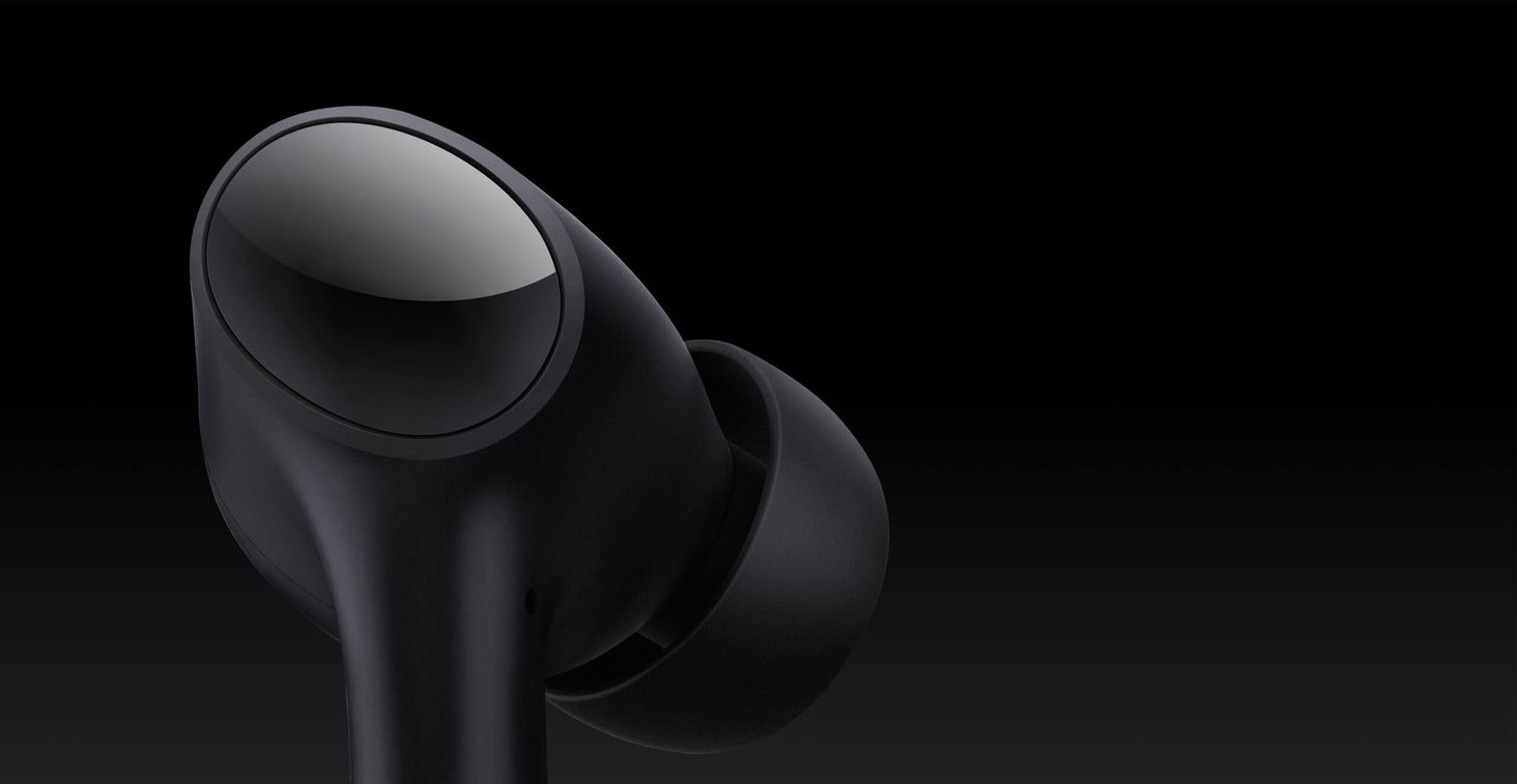 Xiaomi Mi True Wireless 2 Pro Model na ciemnym tle