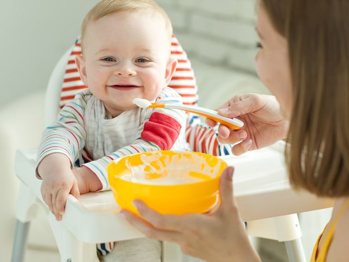 Jak wprowadzić kaszę mannę do diety niemowlęcia? Poradnik