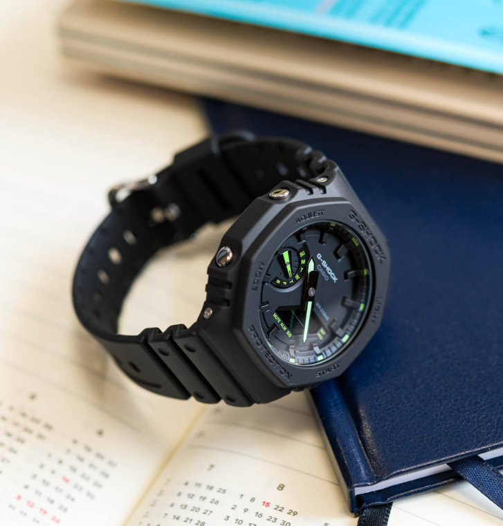Casio G-Shock GA-2100 -1A3ER na książkach