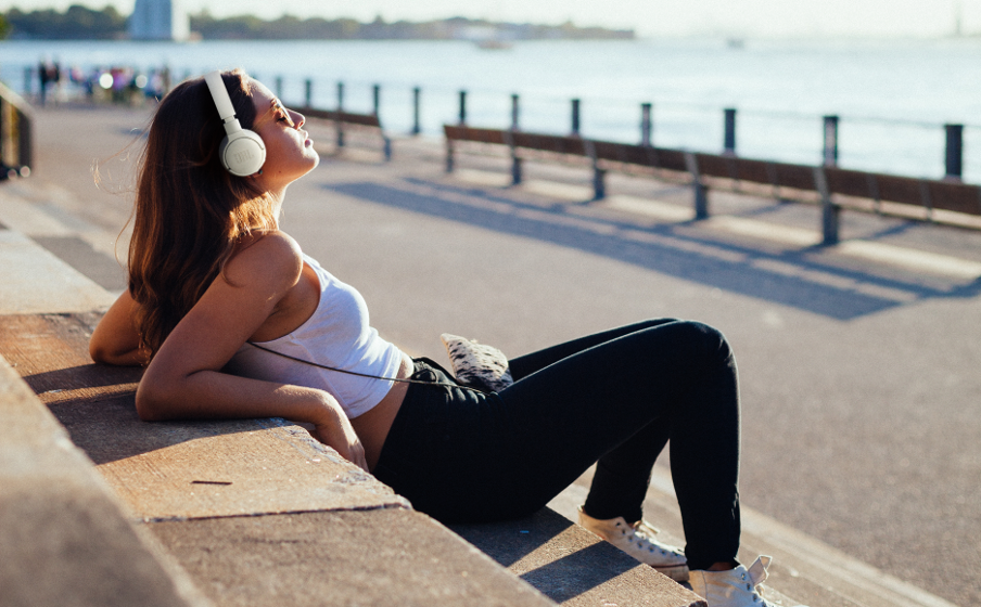 JBL Tune 660NC lifestyle 3