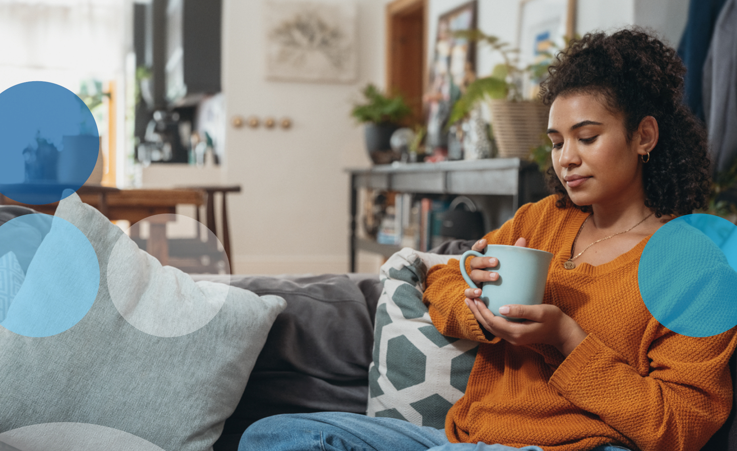 brita aluna dzbanek lifestyle kobieta na kanapie