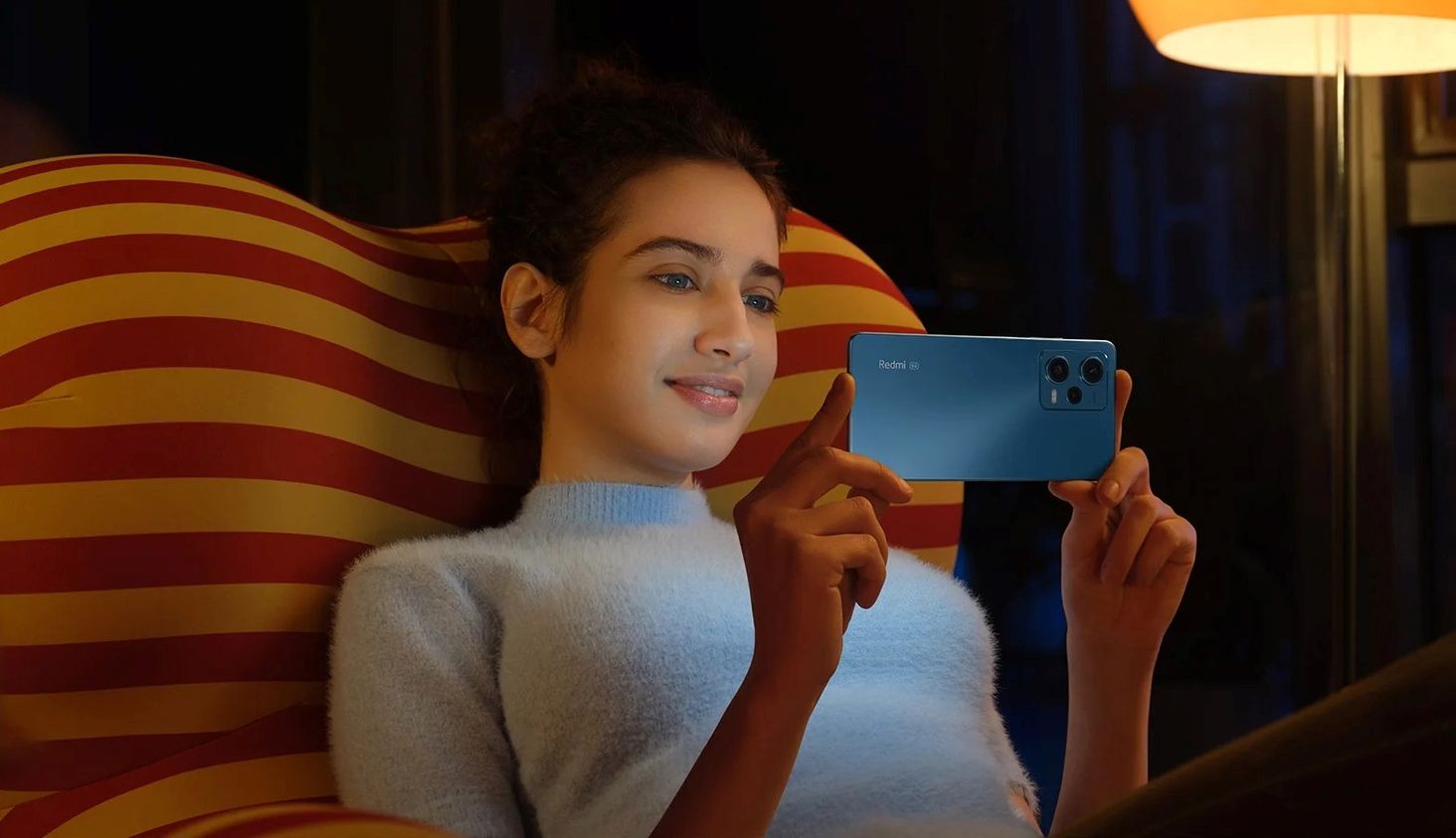 Redmi Note 12 Pro Kobieta z telefonem