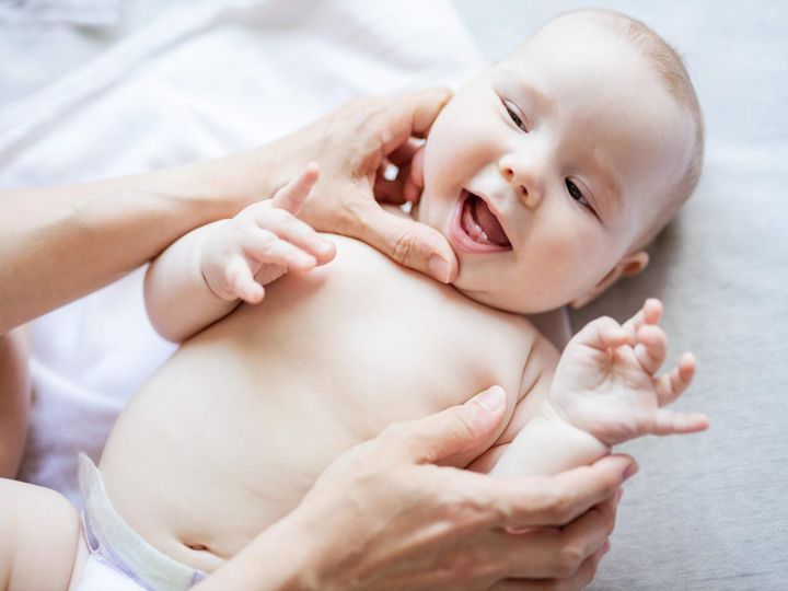 Pierwsze zęby u niemowlaka. Kiedy wychodzą?
