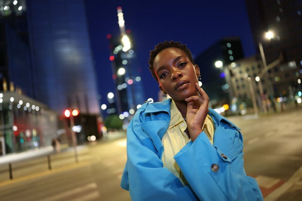 Canon RF 24mm F1.4L VCM kobieta w mieście