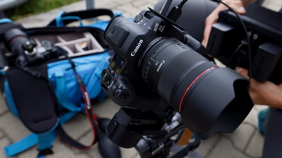 Canon RF 24mm F1.4L VCM z aparatem