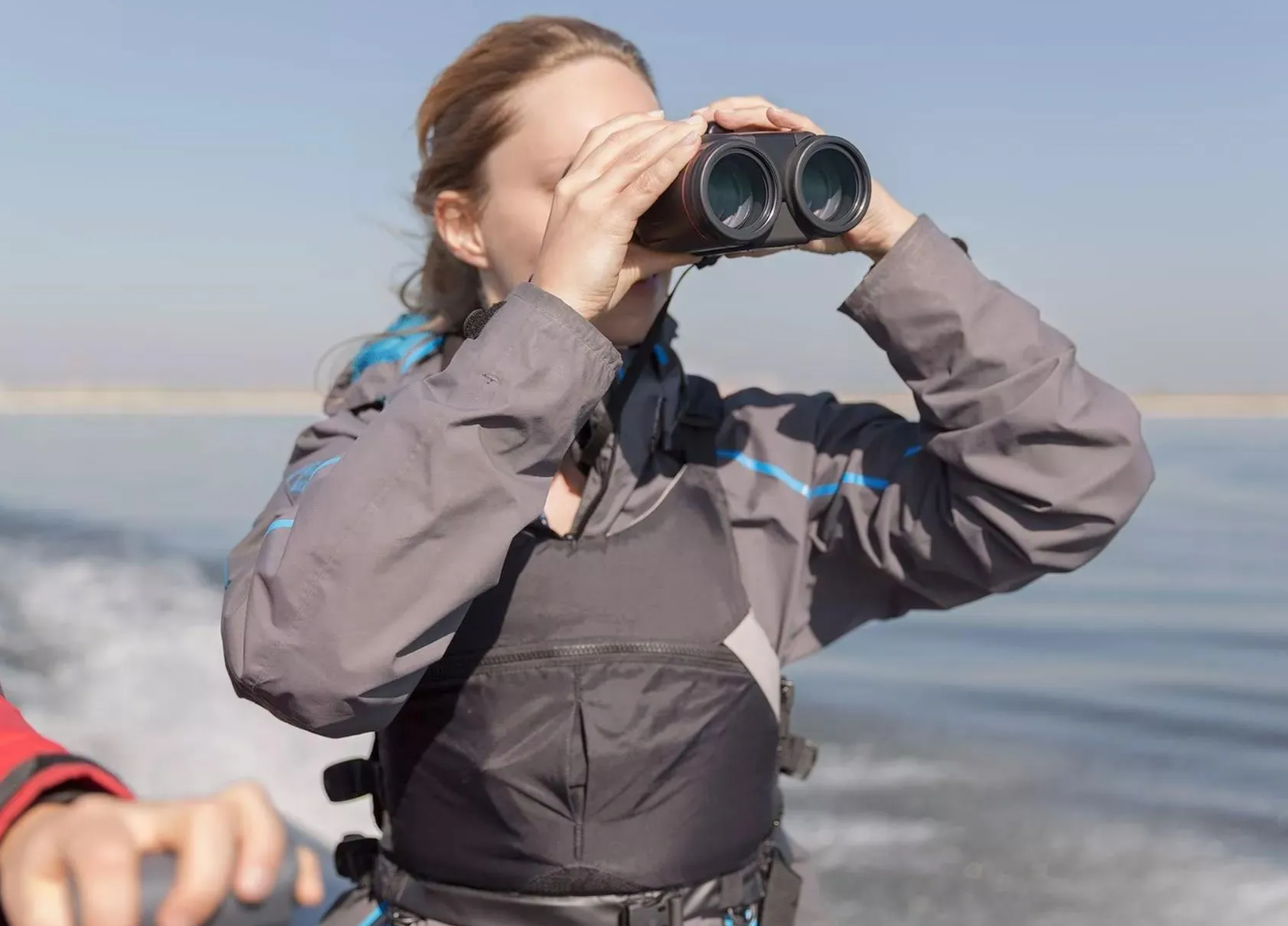 CANON 10X42L IS WP lifestyle 1