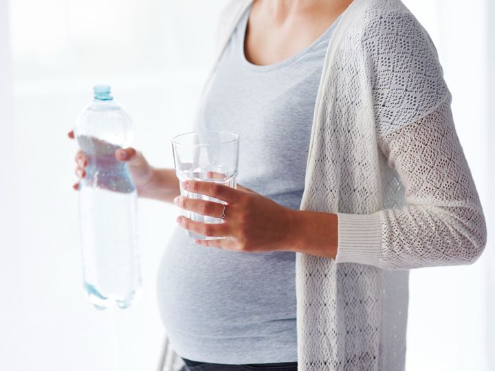 jaką wodę pić w ciąży