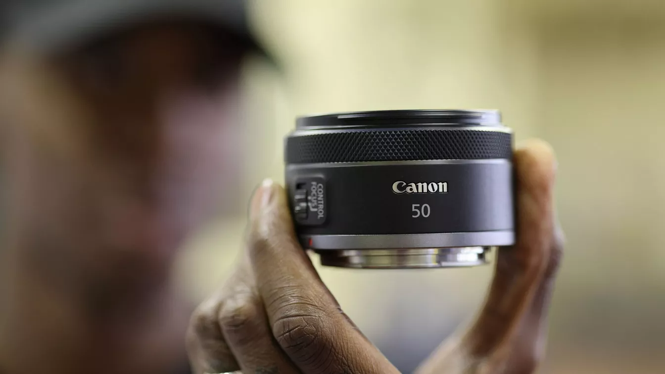 canon RF 50mm F1.8 STM lifestyle 3