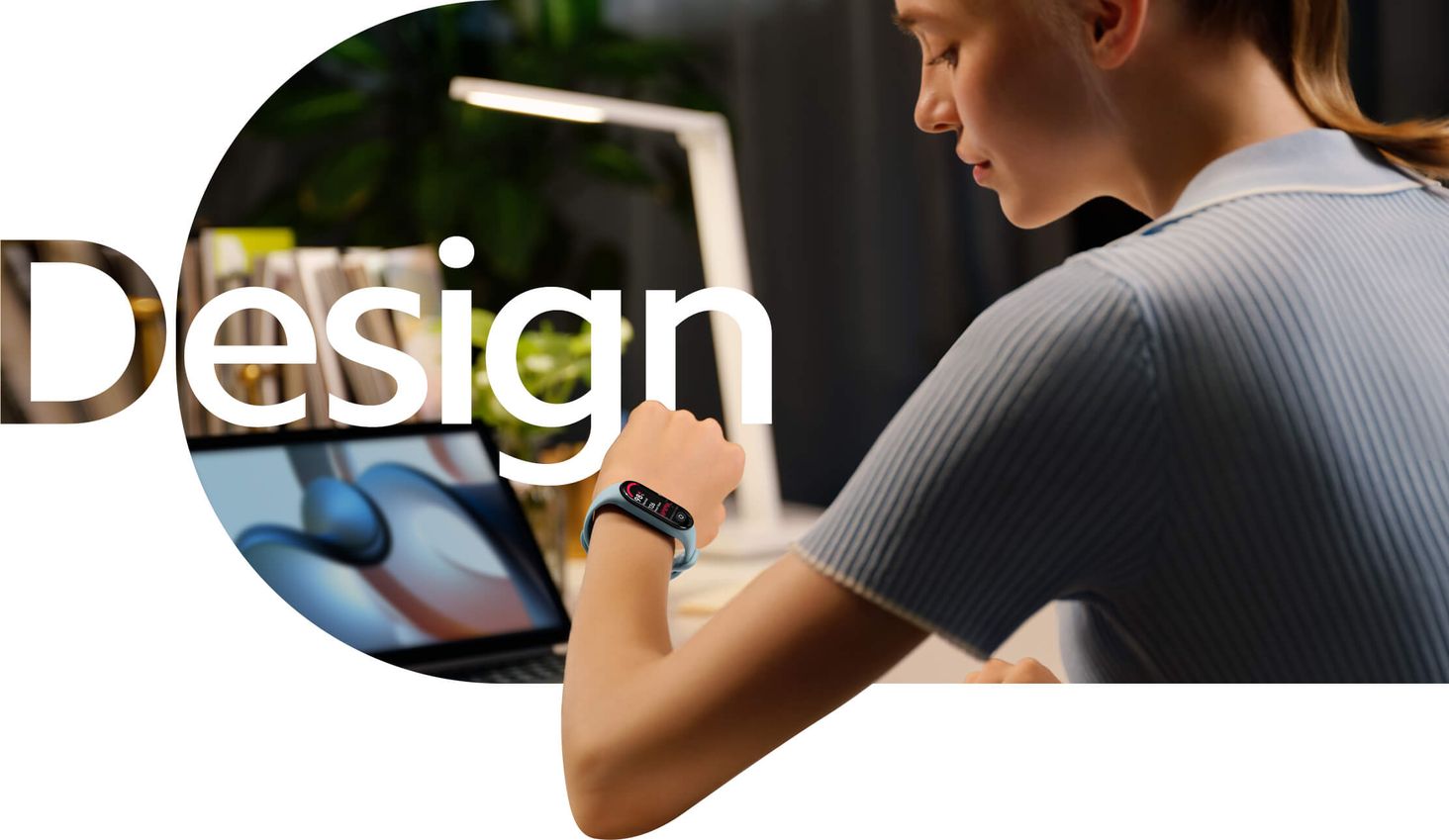 Xiaomi Mi Band 7 Mężczyzna patrzący na zegarek