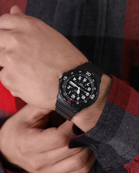Casio MRW-200H-1BVEF na ręce