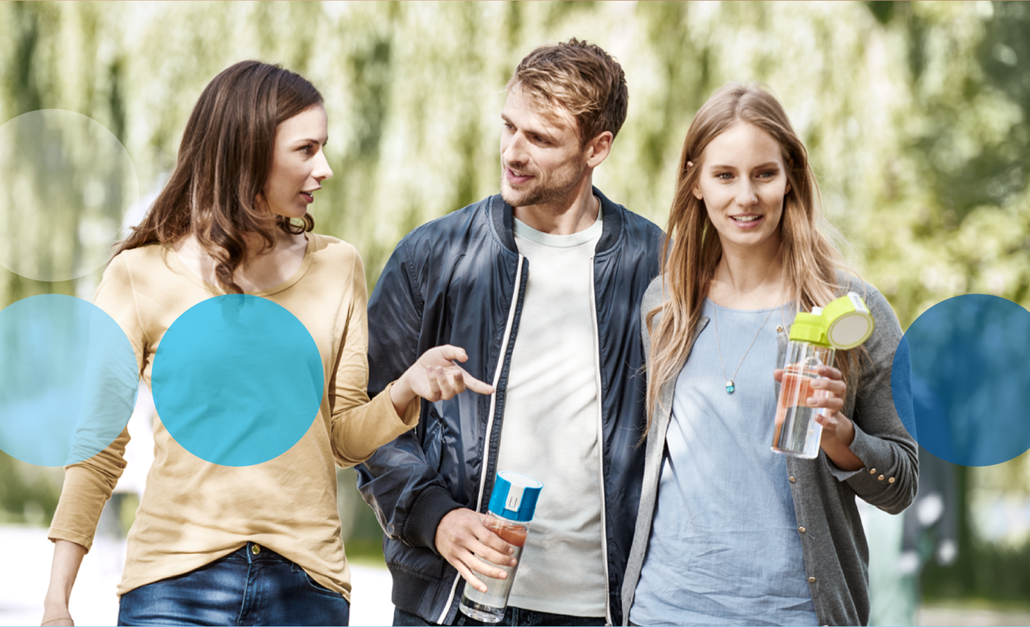 lifestyle ludzie w parku brita