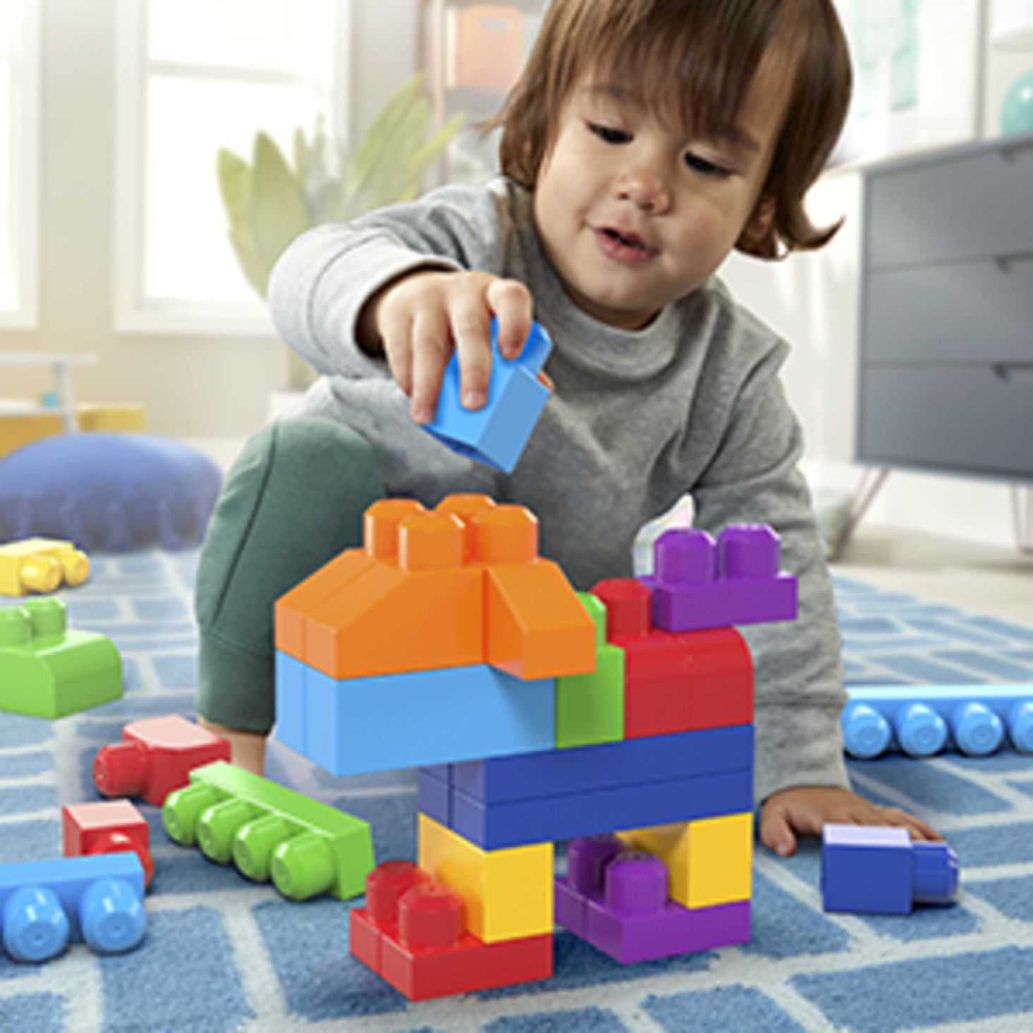 Mega Bloks DCH63 dziecko bawi się klockami