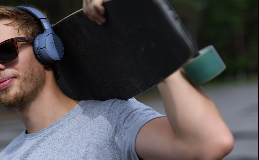 JBL Tune 660NC lifestyle 2