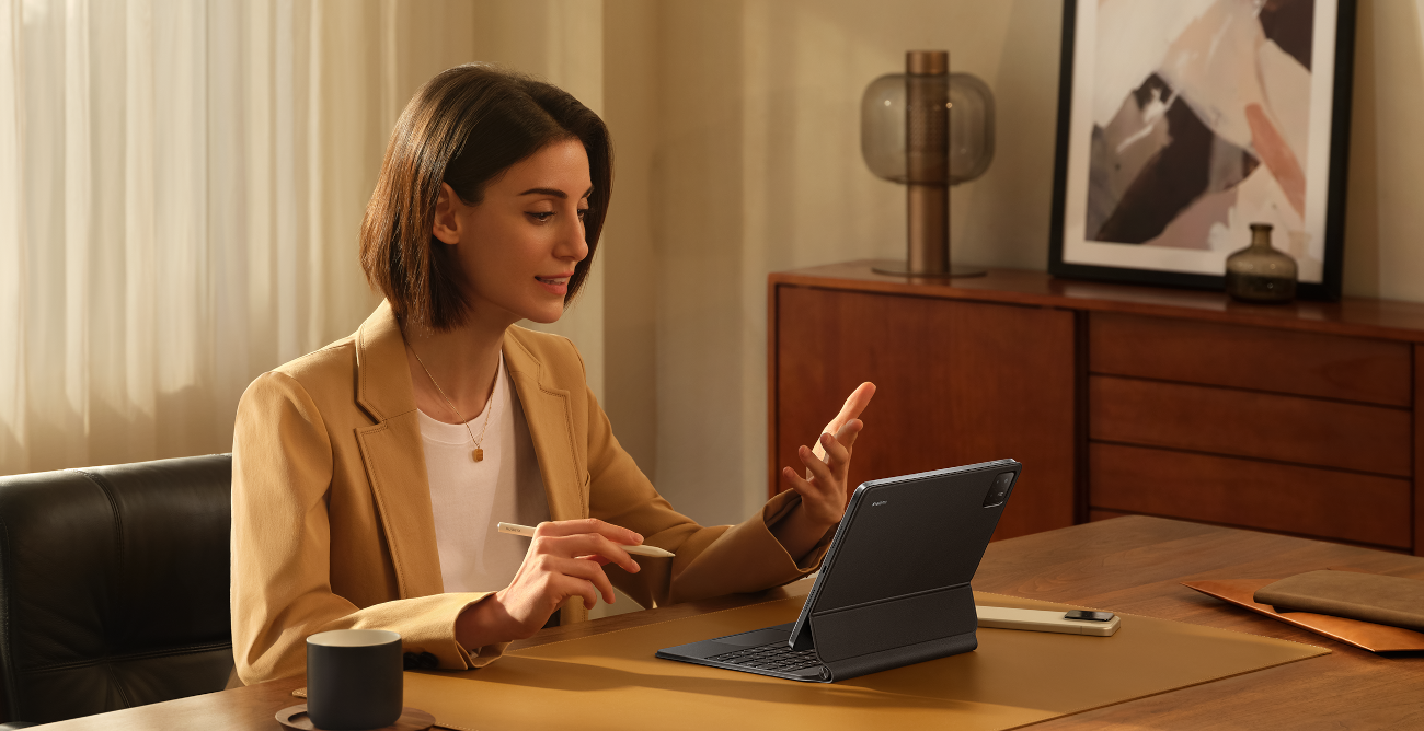 Xiaomi kobieta pracująca na tablecie