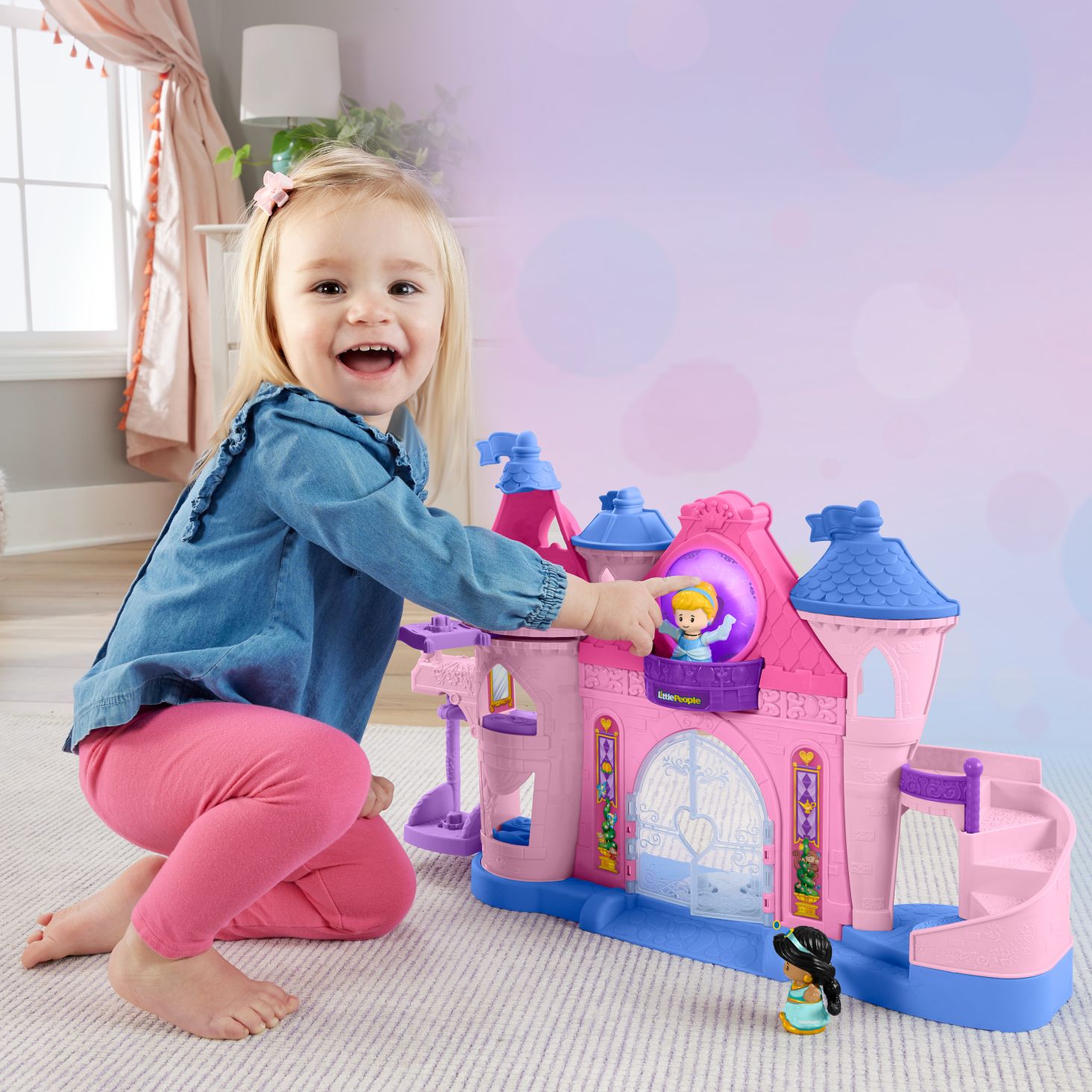 Barbie Little Powieś skarpetę nad „kominkiem”