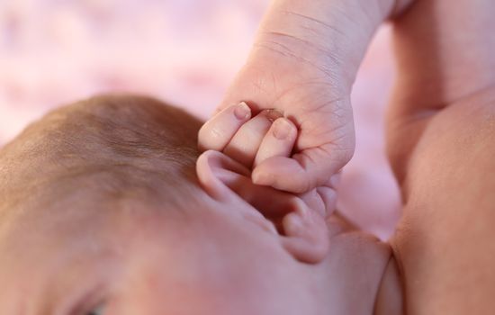 Skąd się biorą ciągłe infekcje ucha u niemowlaków?