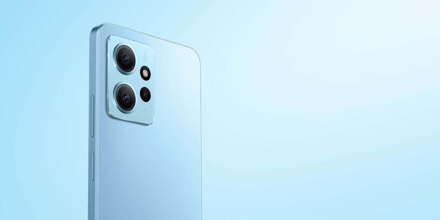 Redmi Note 12 Telefon na niebieskim tle