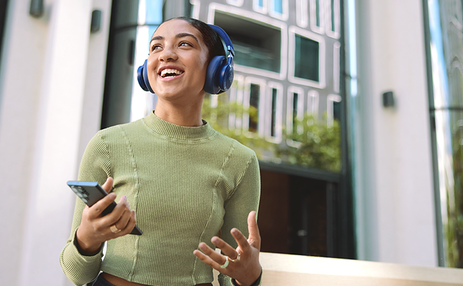 JBL Live 770NC lifestyle 3