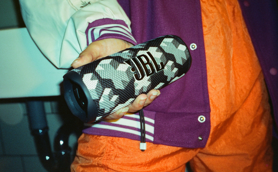 JBL Flip 6 Martin Garrix Edition lifestyle 1