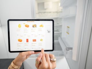 Czy warto kupić lodówkę z WiFi? Jak działa inteligentna lodówka?
