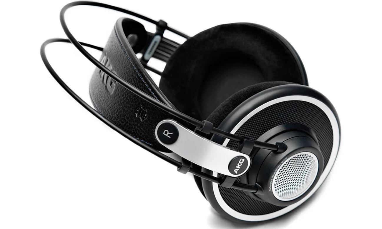 AKG K702