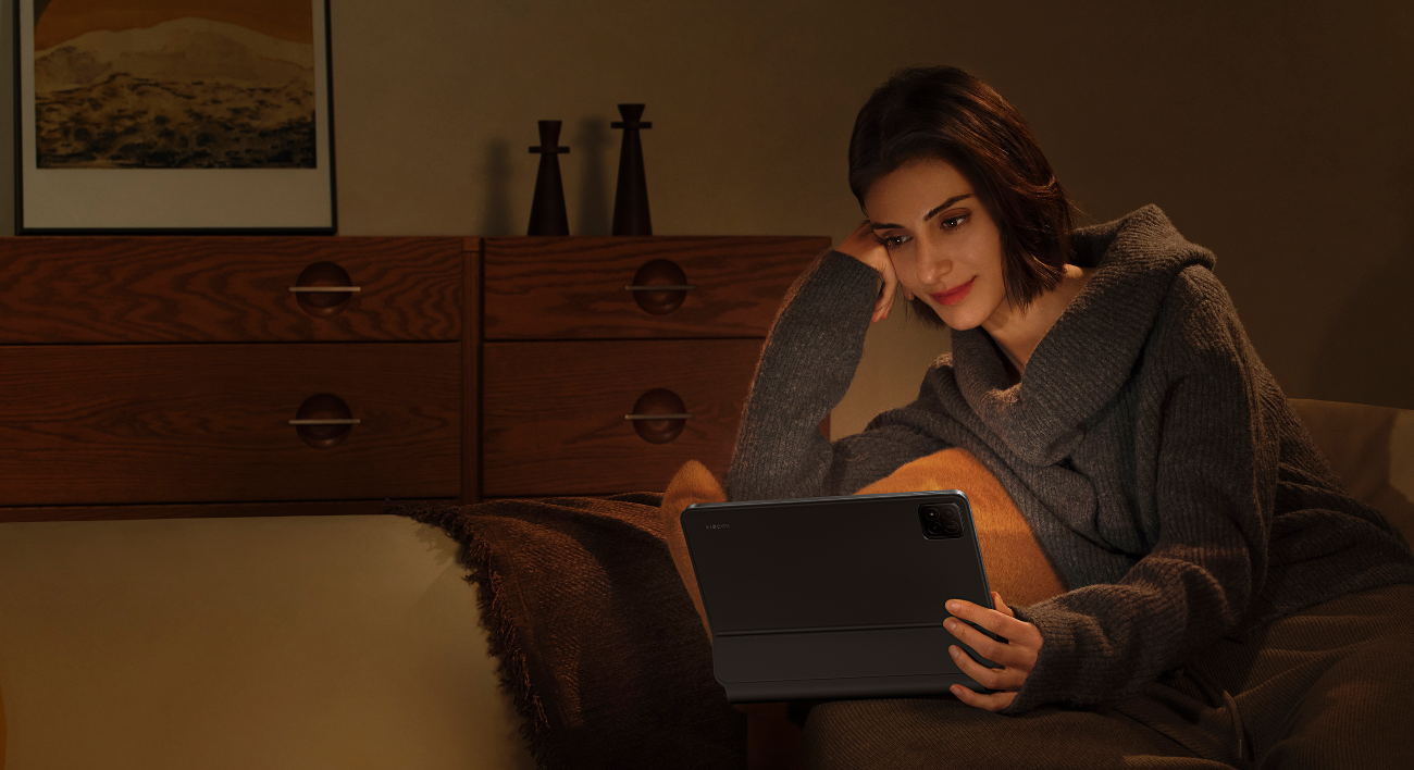 Xiaomi kobieta z tabletem