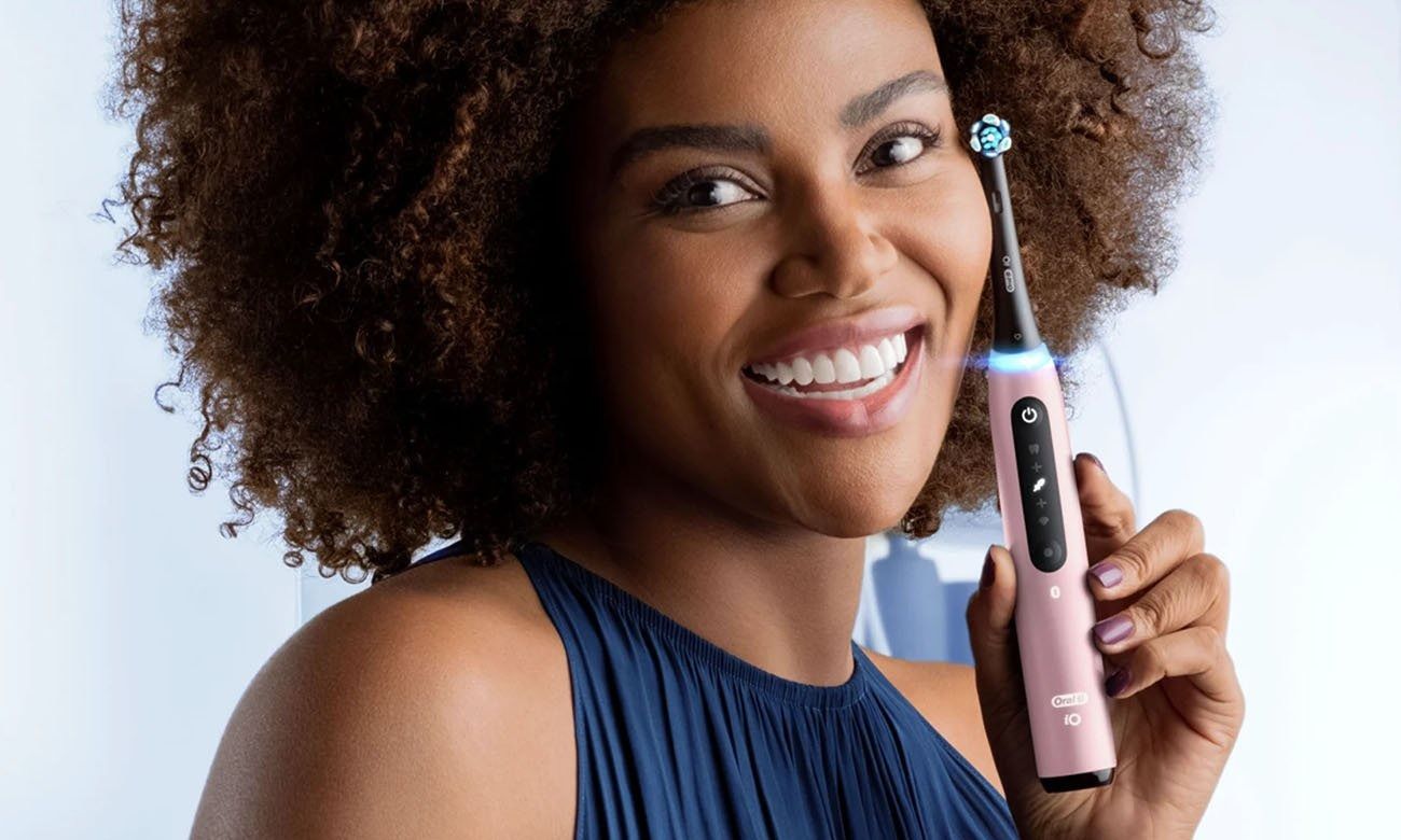 Oral-B iO Series 5 Blush Pink zdj lifestyle 1