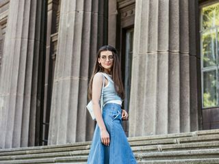 Spódnica jeansowa midi – stylizacje, które pokochasz