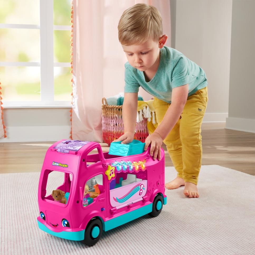 Barbie Little Powieś skarpetę nad „kominkiem”