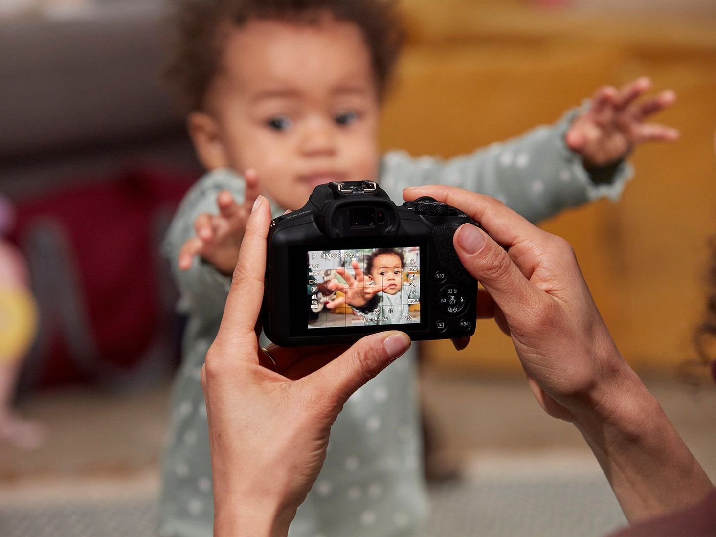 Canon EOS R100 + RF-S 18-45 lifestyle 2