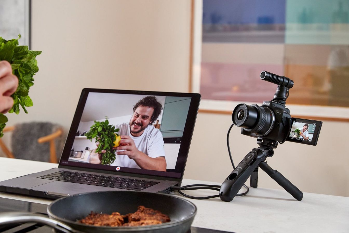 Canon EOS R50 lifestyle