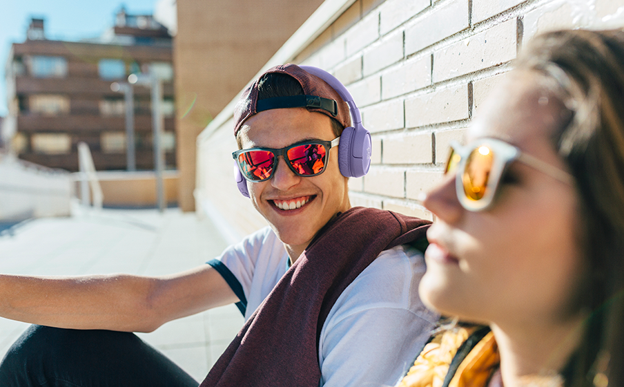 JBL Tune 670NC lifestyle 2