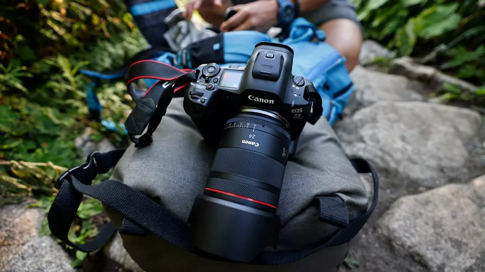 Canon RF 24mm F1.4L VCM obiektyw na plecaku