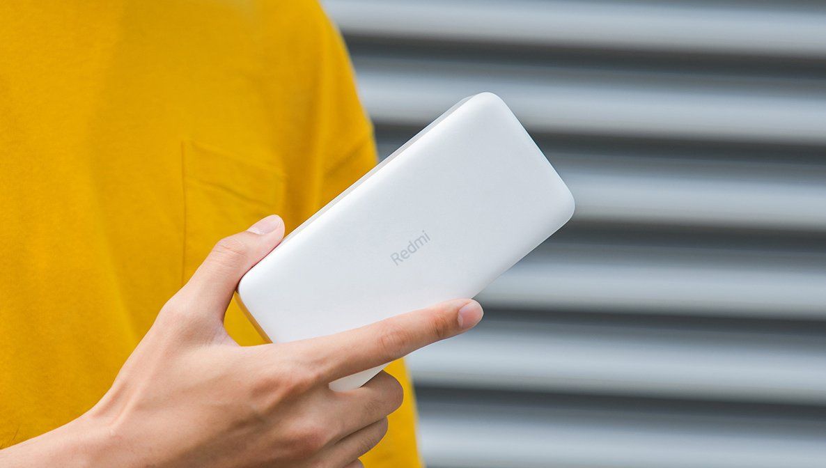 Redmi 20000mAh Kobieta z urządzeniem w dłoni