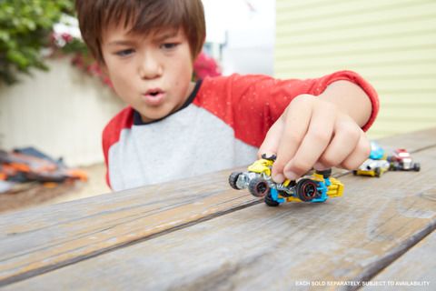 hot wheels chłopiec nawi się autem