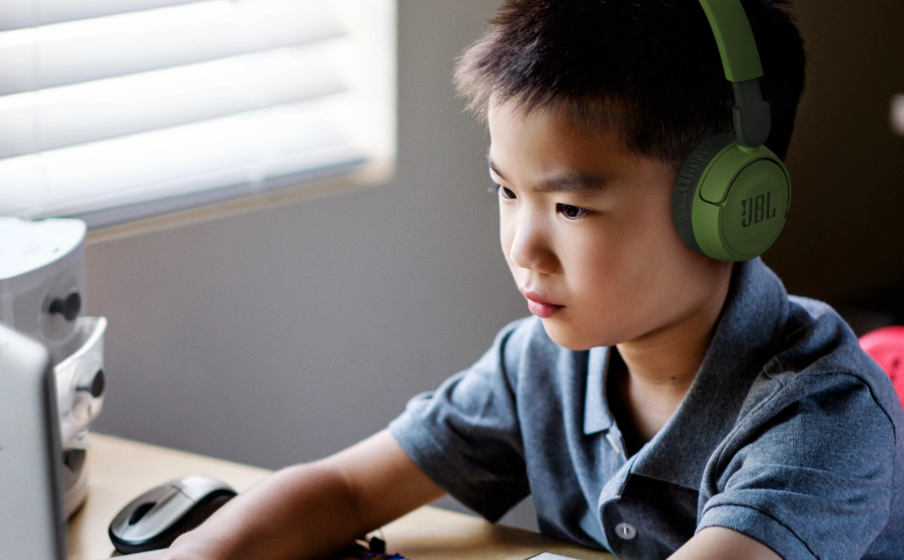 JBL Jr310BT lifestyle 3