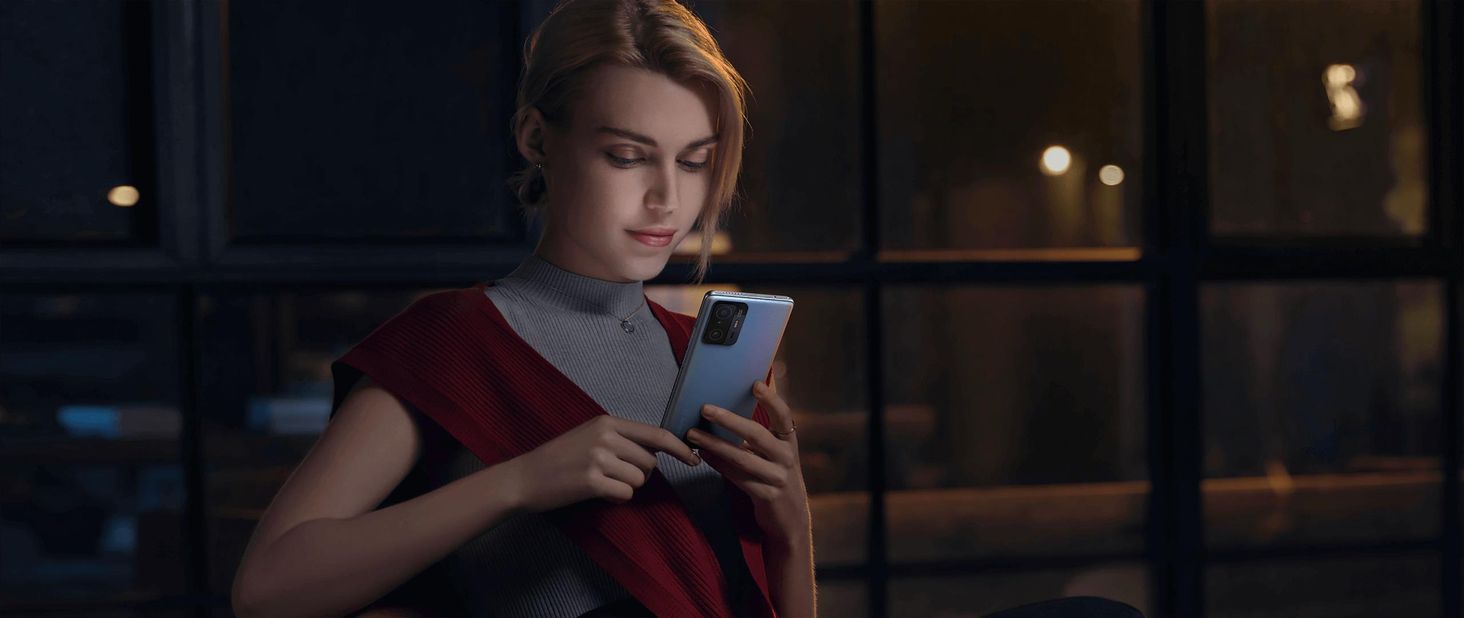 Xiaomi 11T Pro Kobieta z telefonem w dłoni