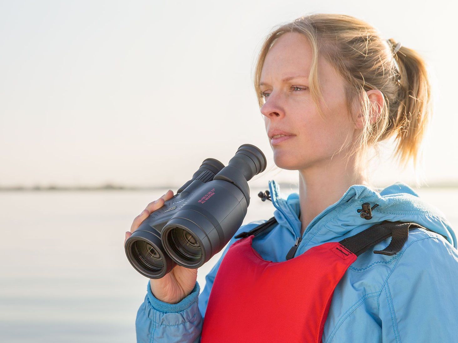 CANON lornetka 18x50 IS kobieta nad wodą