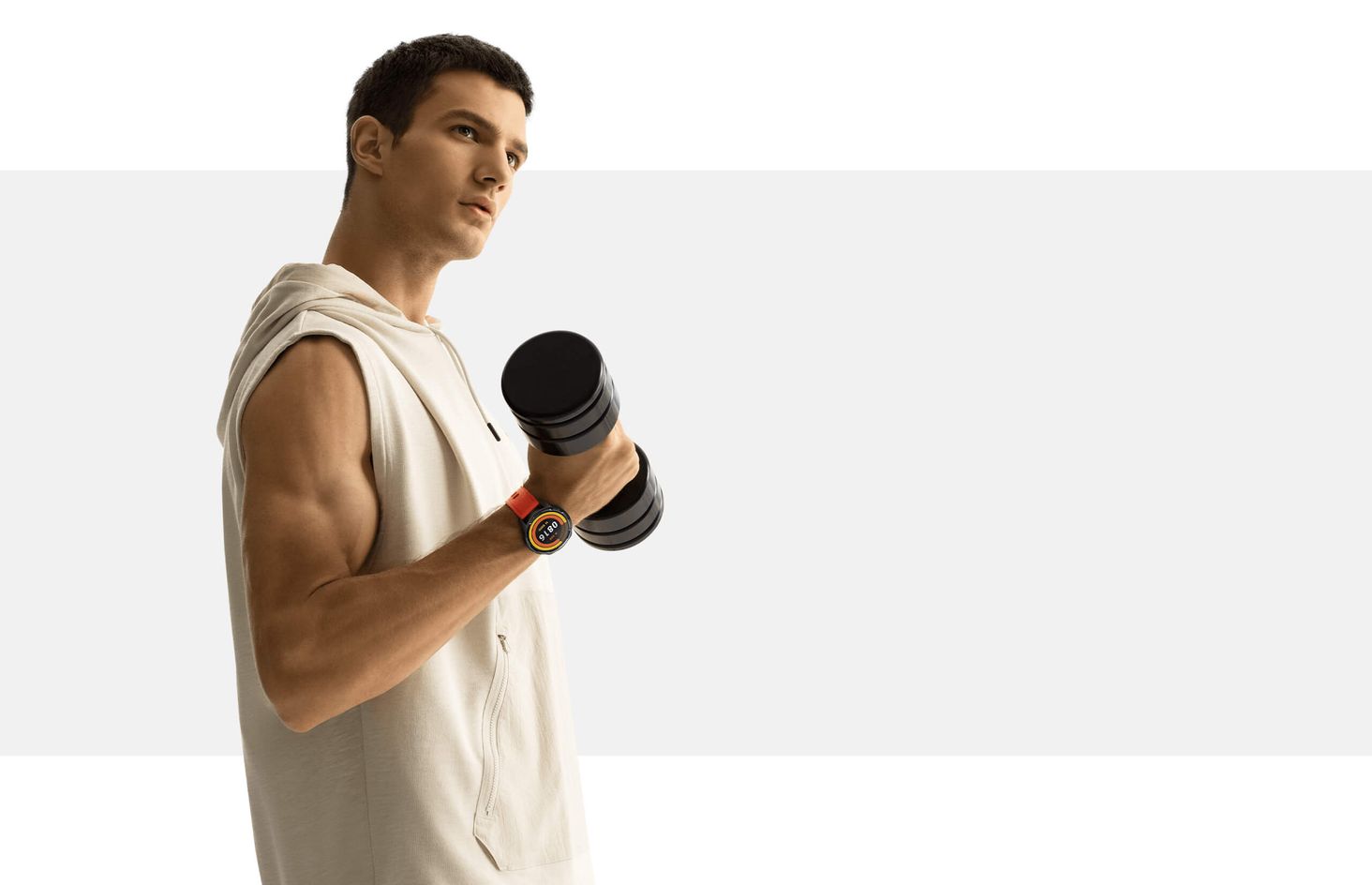 Xiaomi Watch S1 Active Mężczyzna z hantlem w dłoni