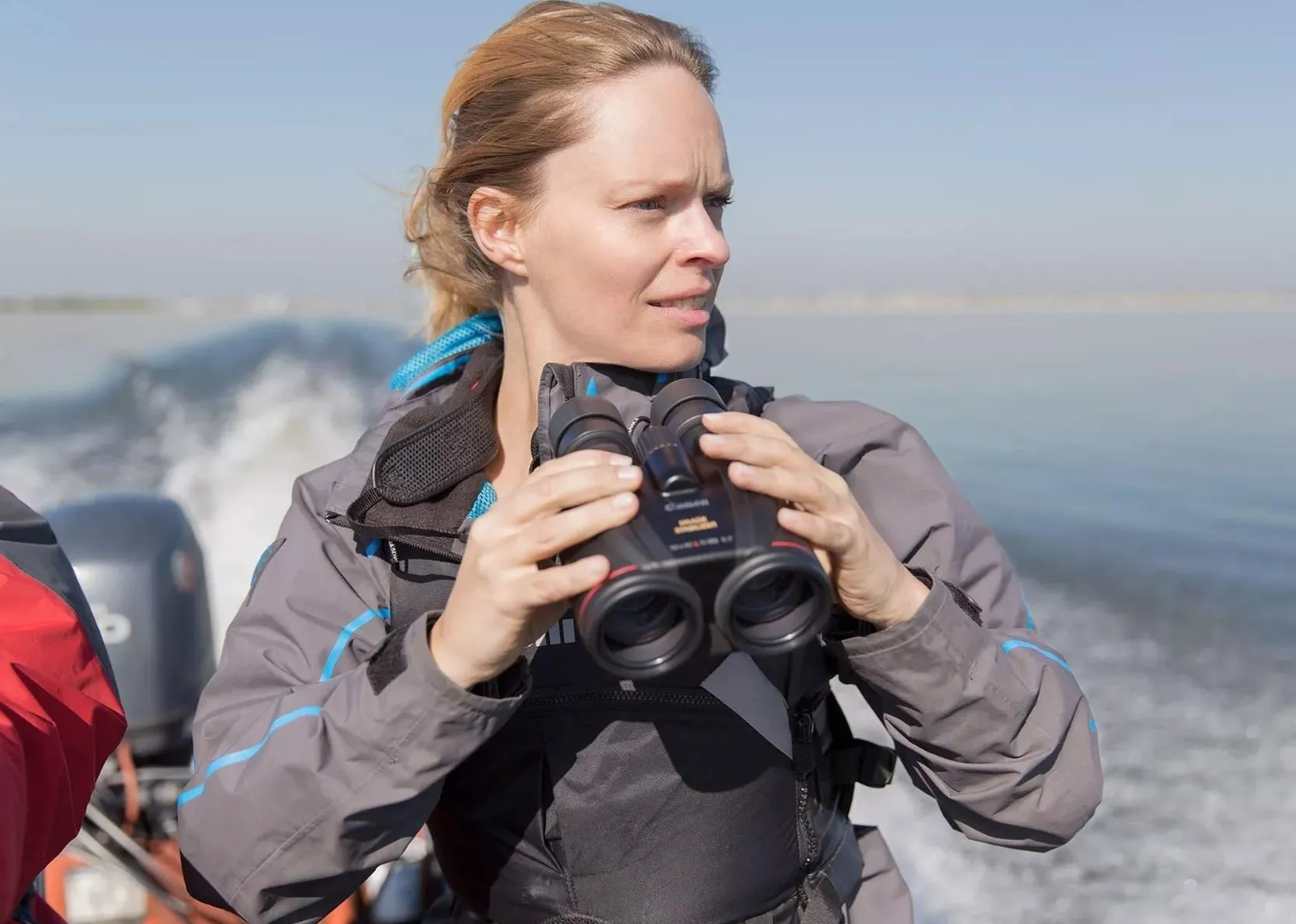 CANON 10X42L IS WP lifestyle2