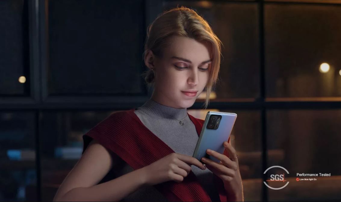Xiaomi 11T 5G Kobieta z telefonem w dłoni