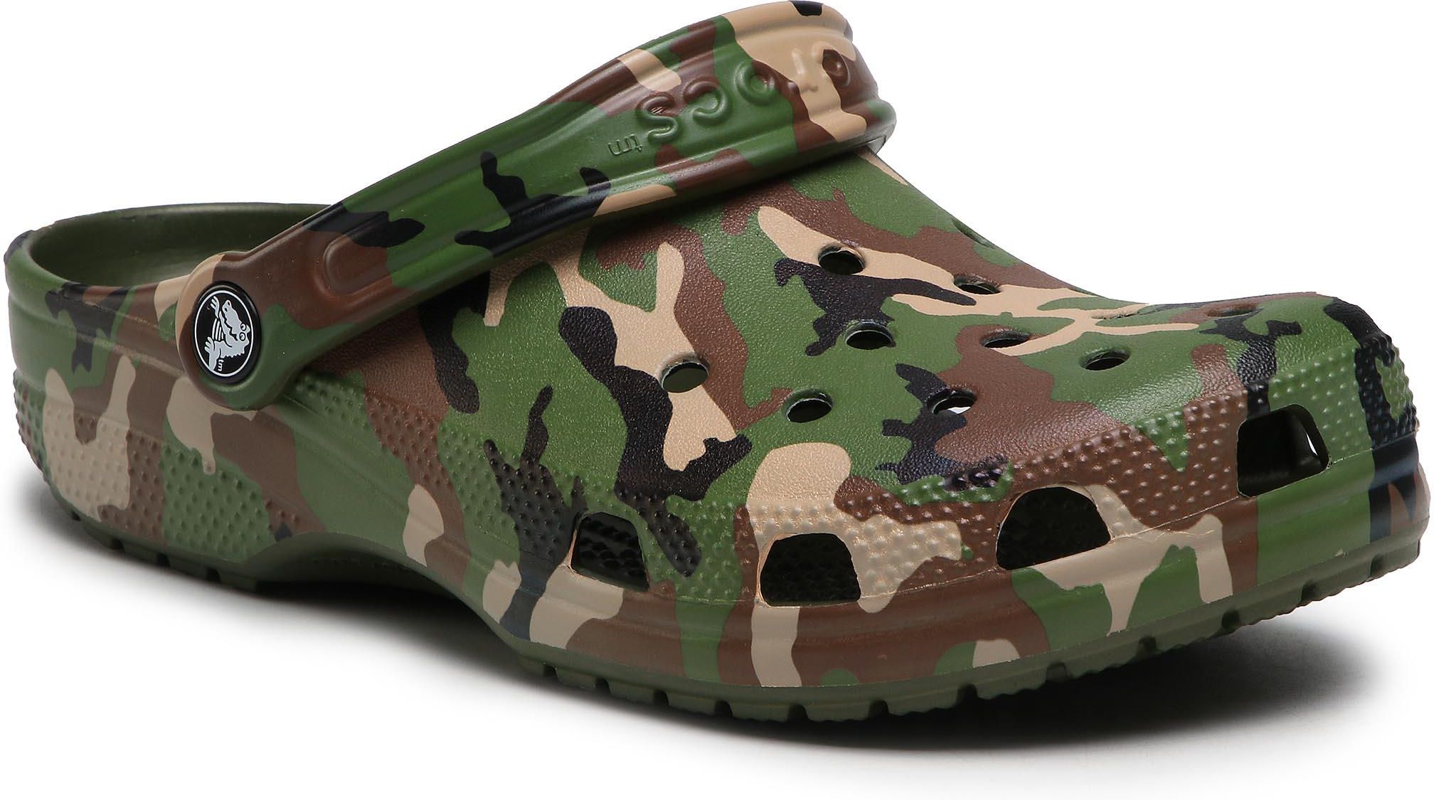 Klapki CROCS Classic Printed Camo Clog 206454 Army Green Multi Ceny