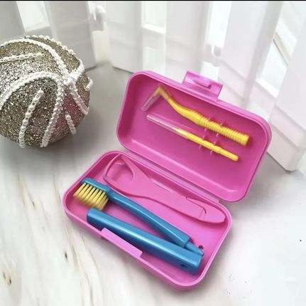Curaprox Zestaw Podróżny Do Higieny Jamy Ustnej Różowy Be You Tbr/1Szt. + Paste/10Ml + 2Xbrush/1Szt. + Acc + Bag - zdjęcie 3