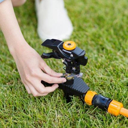 Fiskars Zraszacz Pulsacyjny, Metalowy Na Kółkach 1023656 - zdjęcie 4